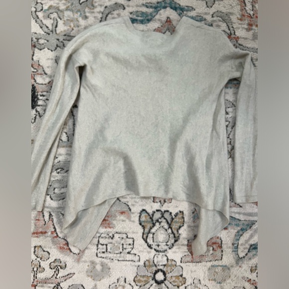 Lord & Taylor V-Neck Cashmere Sweater - size M - Picture 3 of 5